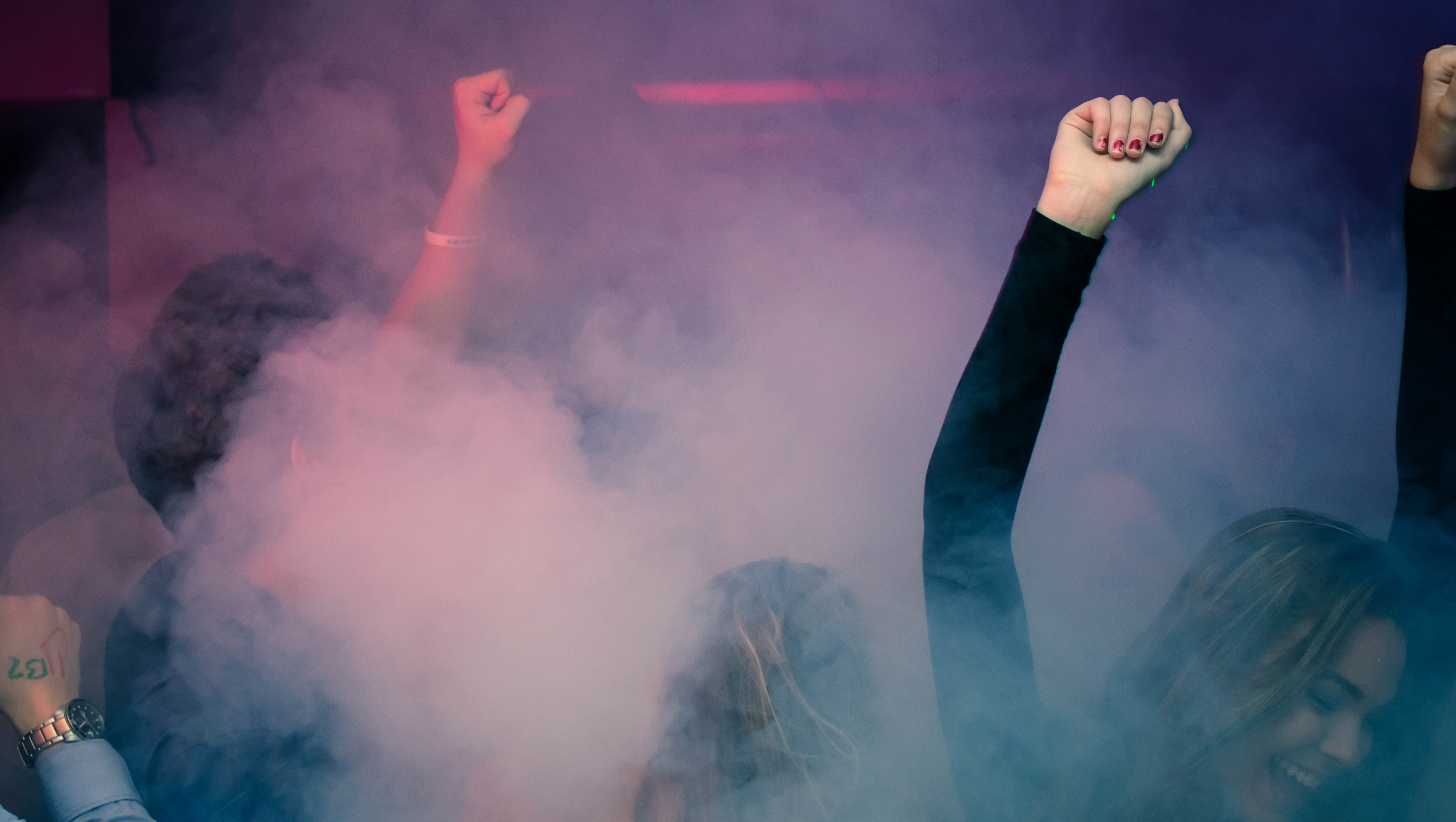 Ambiente de antro con humo y luces de colores
