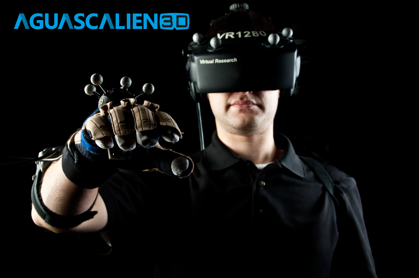 Persona usando equipo de realidad virtual con guante háptico