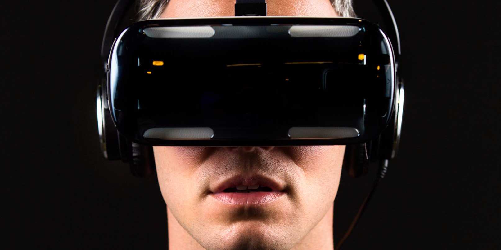 Persona inmersa con visor de realidad virtual