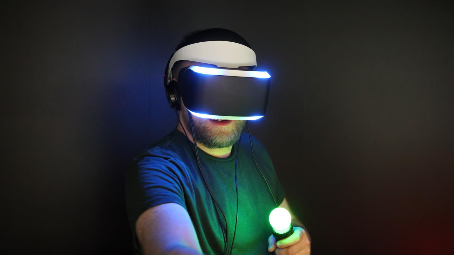 Usuario con visor VR y control luminoso en tiempo real